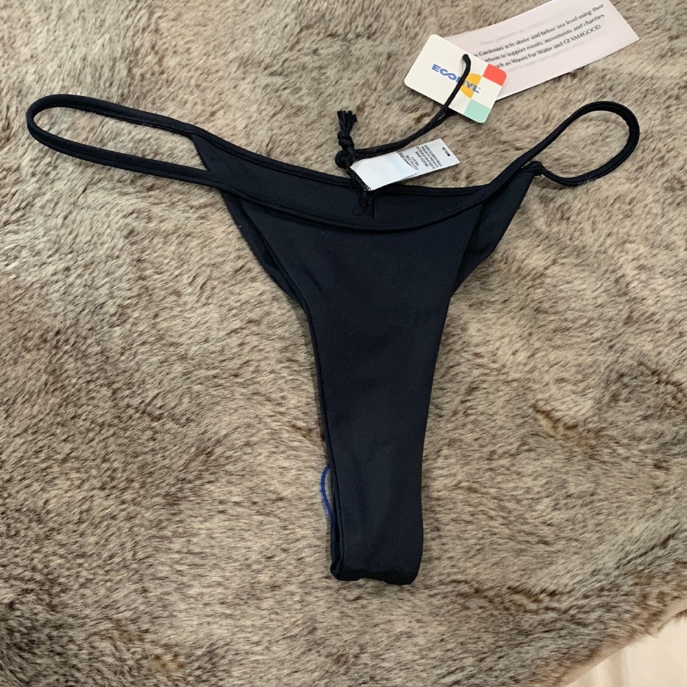 Dos Gardenias swim bottom